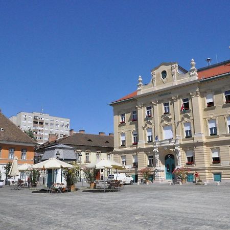 Stylish Historic Flat For 4 In Heart Of Oldbuda Boedapest Buitenkant foto
