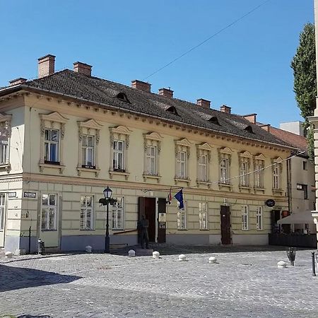 Stylish Historic Flat For 4 In Heart Of Oldbuda Boedapest Buitenkant foto