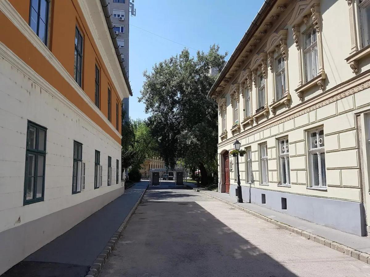 Stylish Historic Flat For 4 In Heart Of Oldbuda Boedapest Buitenkant foto