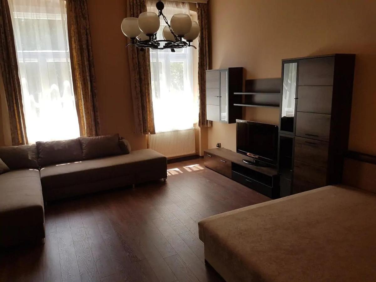 Stylish Historic Flat For 4 In Heart Of Oldbuda Boedapest Buitenkant foto