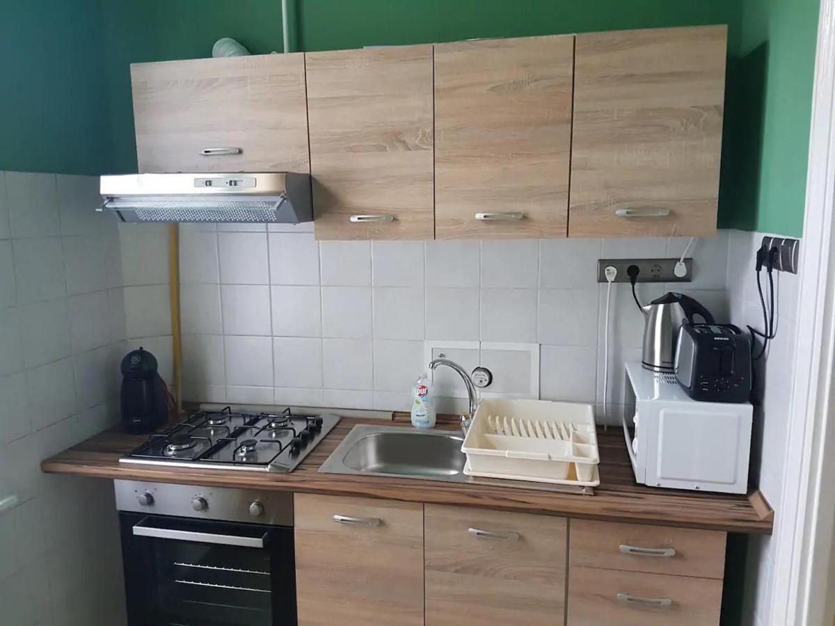 Stylish Historic Flat For 4 In Heart Of Oldbuda Boedapest Buitenkant foto