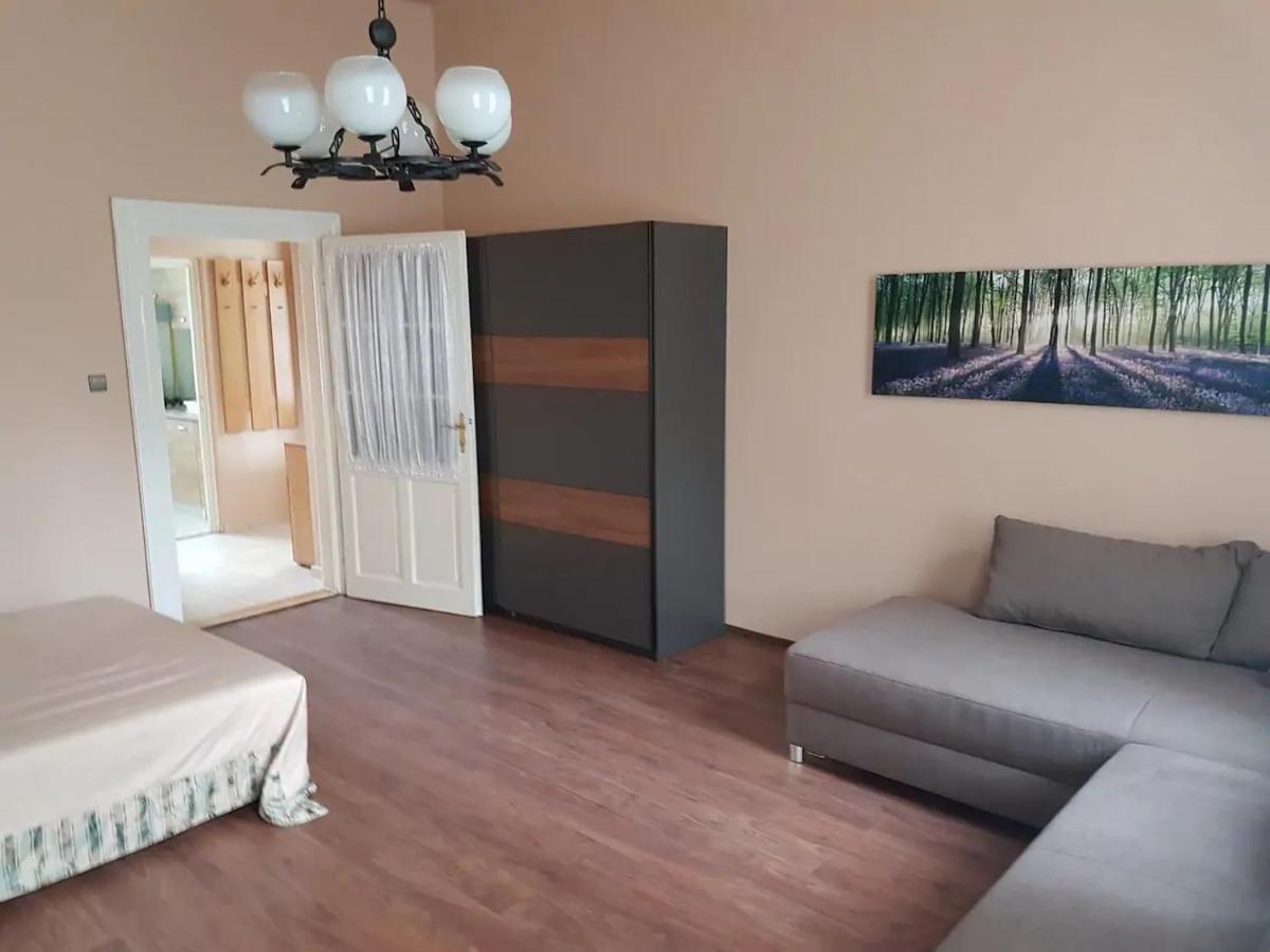Stylish Historic Flat For 4 In Heart Of Oldbuda Boedapest Buitenkant foto
