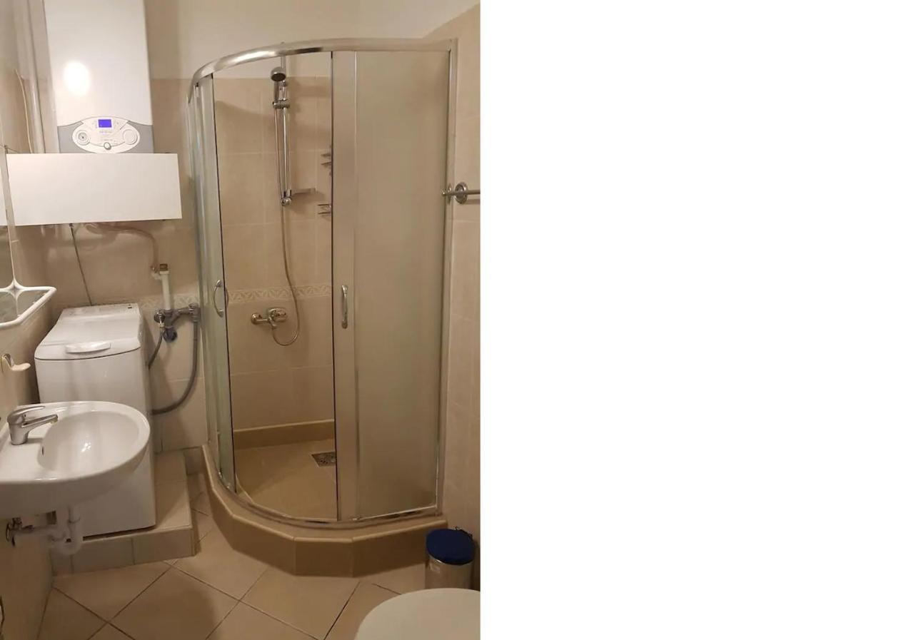 Stylish Historic Flat For 4 In Heart Of Oldbuda Boedapest Buitenkant foto